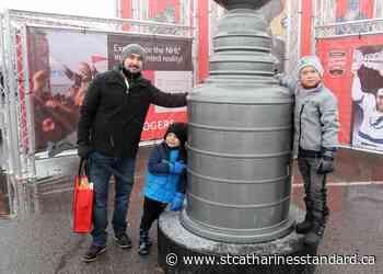 Fans flock to Grimsby arena for Hometown Hockey - StCatharinesStandard.ca