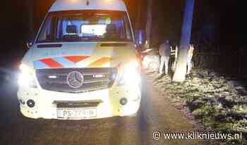 Auto vliegt uit bocht en botst tegen boom - Kliknieuws.nl