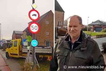 Verkeersborden na twee maanden eindelijk juist gehangen na klacht buurtbewoner - Het Nieuwsblad