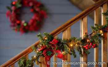 Escada com decoração de Natal: como enfeitar e aproveitar o cantinho - Casa e Jardim