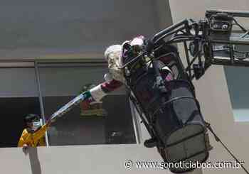 Papai Noel entrega brinquedos em hospital com escada dos bombeiros - Só Notícia Boa