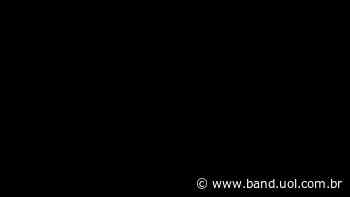 Papai Noel usa escada dos bombeiros e leva presentes para crianças no Peru - uol.com.br