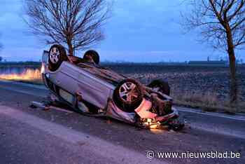 Auto over de kop, vrouw lichtgewond (Veurne) - Het Nieuwsblad