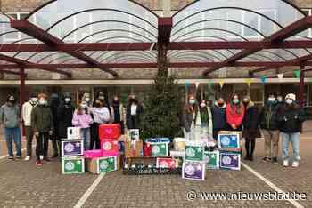 Leerlingen vullen kerstdozen voor minder gegoeden