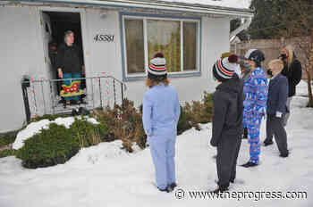 Chilliwack hockey players help deliver Christmas stockings to low-income seniors – Chilliwack Progress - Chilliwack Progress