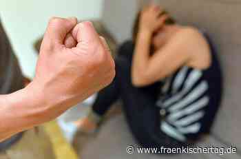 Gefährliche Körperverletzung vor dem Amtsgericht Kronach: Angeklagter fällt durch Wutanfälle und Verschwörungstheorien auf - Fränkischer Tag