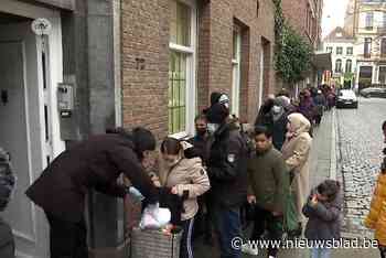 Hulporganisatie Al Ikram deelt voedselpakketten uit aan minderbedeelden