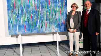 I lavoratori di Acqua Minerale San Benedetto regalano un’opera d’arte per ringraziare Enrico Zoppas e festeggiare i 65 anni dell’azienda - Food Affairs