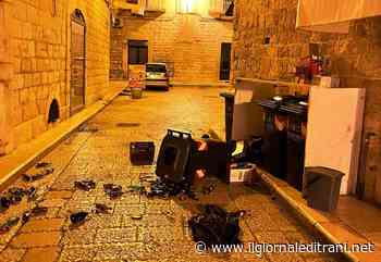 Trani, con le feste tornano i vandali: carrellati rovesciati in via Santa Maria. Amiu provvede alla pulizia - ilgiornaleditrani - Radio Bombo