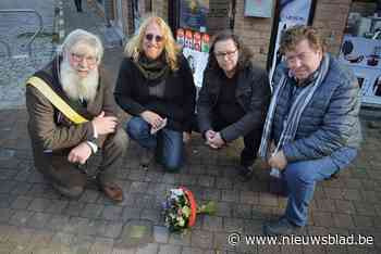 Struikelsteen moet nagedachtenis aan slachtoffer holocaust dat in Menen woonde levendig houden: “Je struikelt enkel met je hoofd en je hart” - Het Nieuwsblad