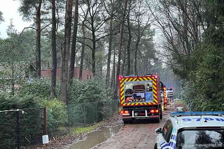 Zware gasontploffing nadat man sigaret opsteekt in badkamer: twee bewoners met brandwonden afgevoerd