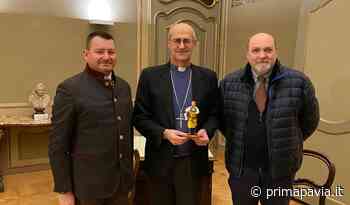 Presepe 2021: in dono al Vescovo di Vigevano Gervasoni la statuina dell'imprenditore digitale - Prima Pavia