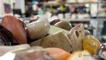 These Calgary hobbyists polish fossils and make jewelry out of rocks — and their numbers are doubling