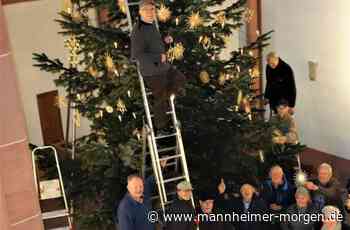 Gemeindeengel der Lukasgemeinde Lampertheim schmücken den Baum - Lampertheim - Nachrichten und Informationen - Mannheimer Morgen
