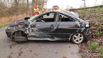 Dendermonde: Auto knalt tegen dijk en gaat meerdere keren overkop - TV Oost