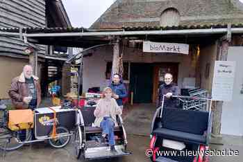 Riksjarijders fietsen van Riksjabier naar tv-studio van De Warmste Week