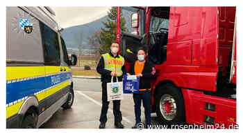 Verkehrspolizei Rosenheim mit süßer Überraschung für Lkw-Fahrer