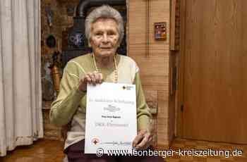 Renningerin bekommt DRK-Ehrennadel - 75 Jahre im Dienst für Menschen - Leonberger Kreiszeitung