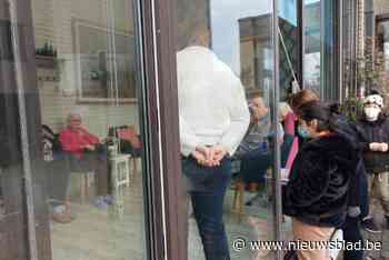 Leerlingen Broederschool bezorgen kerstwensen aan senioren (Lokeren) - Het Nieuwsblad