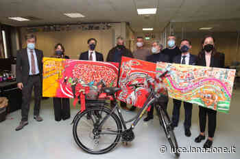 Marco trova sotto l’albero la bicicletta speciale che gli era stata rubata - Luce