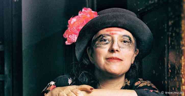 Mannheim:  Erika Stucky jodelt zu Gitarre und Tuba