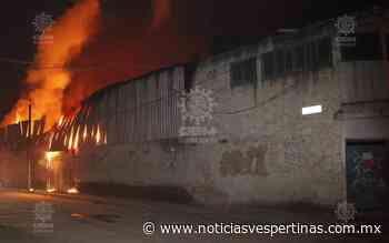 [FOTOS] Queman pirotecnia y provocan incendio en fábrica de suelas y recicladora - Noticias Vespertinas