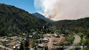 Firefighters battle against forest fires in Patagonia - Buenos Aires Times