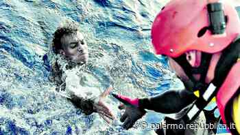 Nuova ondata di sbarchi: da Lampedusa a Crotone, centinaia in arrivo sulle coste italiane. 28 migranti morti … - La Repubblica