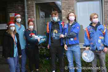 Jeugd schrijft kaartjes voor bewoners woon-zorgcentra