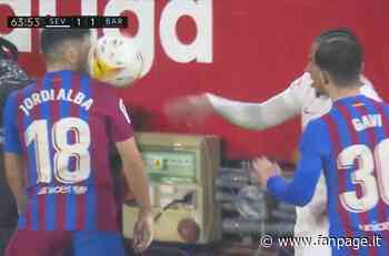 Kounde perde la testa in Siviglia-Barcellona: colpisce al volto Jordi Alba, rosso e mini rissa - Sport Fanpage