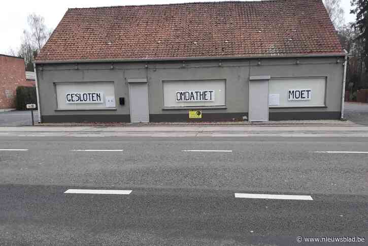 Boos biljartcafé De Ploeg houdt raamprotest tegen sluiting