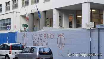 Bari, scritte no-vax sulle scuole dopo l'avvio delle somministrazioni per i bambini. Decaro: "Ora murales ded… - La Repubblica