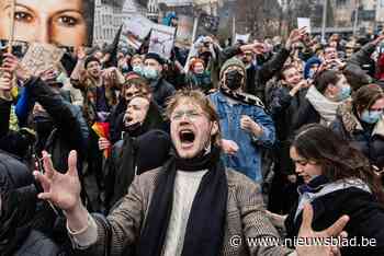 Duizenden Belgen steken cultuursector een hart onder de riem met protest op Kunstberg: “We verwachten een politiek signaal”