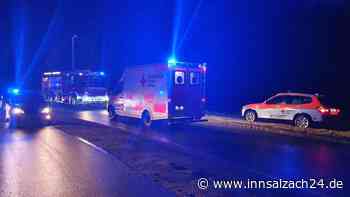 Autos prallen in Kreisverkehr zusammen - mehrere Personen verletzt