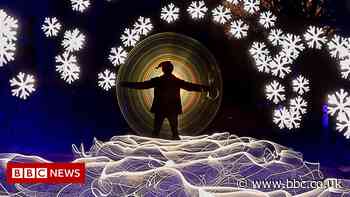 Essex photographer paints Christmas scenes in light