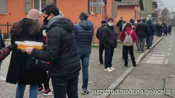 Modena. Lunghe code per il tampone al centro Medical: «Così tuteliamo i nostri familiari» - La Gazzetta di Modena