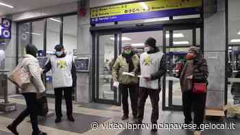 Vigevano, il comitato pendolari distribuisce mascherine in stazione - La Provincia Pavese