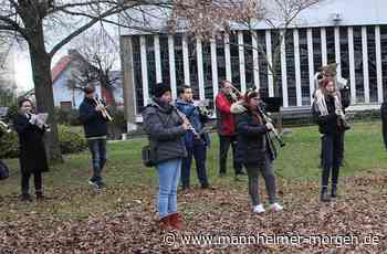 Engel verkündet frohe Botschaft vom Baum herab - Lampertheim - Nachrichten und Informationen - Mannheimer Morgen