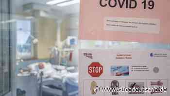 Rückblick 2021 - Von der dritten in die vierte Welle - Süddeutsche Zeitung - SZ.de