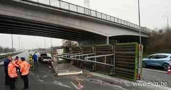 Lading uit evenwicht bij oprijden snelweg: vrachtwagen met betonplaten kantelt - Het Laatste Nieuws