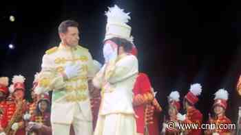 Actor's emotional tribute wows audience