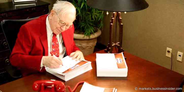 Warren Buffett 'walked in like Santa Claus' to a friend's dinner party, carrying huge teddy bears for her children