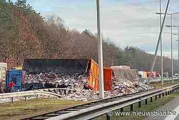 Zware hinder op E314 door gekantelde vrachtwagen met papierafval in Maasmechelen