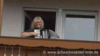 Das ganze Hardt erklingt - Weihnachtslieder-Flashmob von Balkonen und aus Höfen - Schwarzwälder Bote
