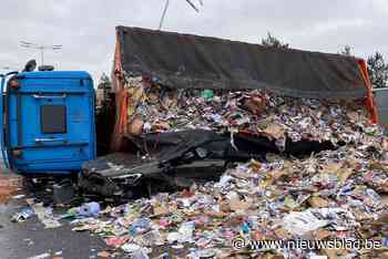 Gekantelde vrachtwagen met papierafval verplettert auto op E314 in Maasmechelen