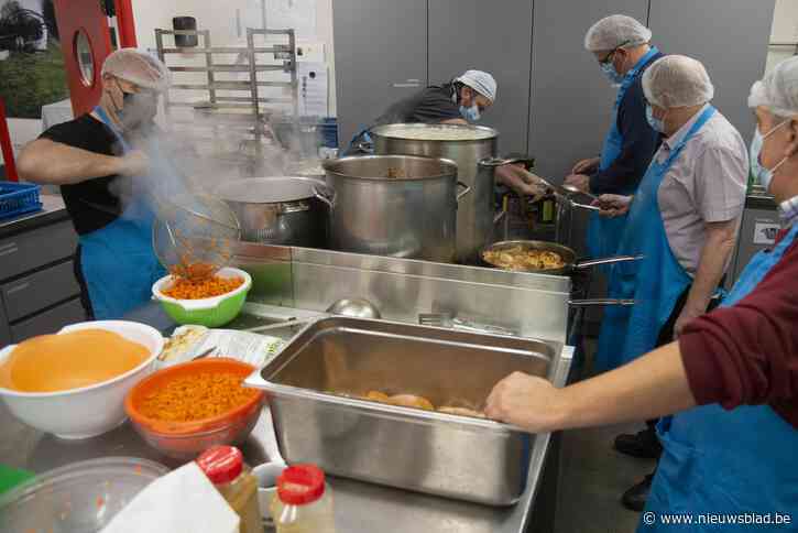 Vrijwilligers bereiden kerstmaaltijden voor 400 kwetsbare personen: “Feestmenu is evident voor ons, maar niet voor hen”