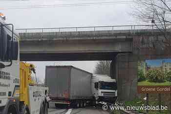 Vrachtwagen mist op haar na brugpijler: ongeval veroorzaakt wel veel fileleed - Het Nieuwsblad