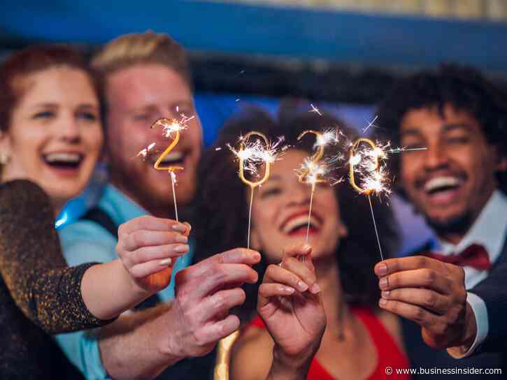 3 mistakes people make when deciding their New Year's resolutions, according to a psychotherapist
