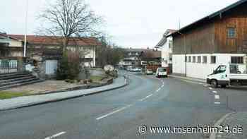 Staupunkt oder Mittel zur Verkehrsberuhigung? An der Engstelle beim Kriegerdenkmal scheiden sich die Geister