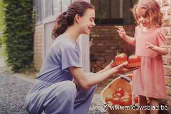 Brechtse zusjes fleuren kalender 2022 van Colruyt op als tomatenmeisjes: “Speciale zusterband op kalender vereeuwigd”